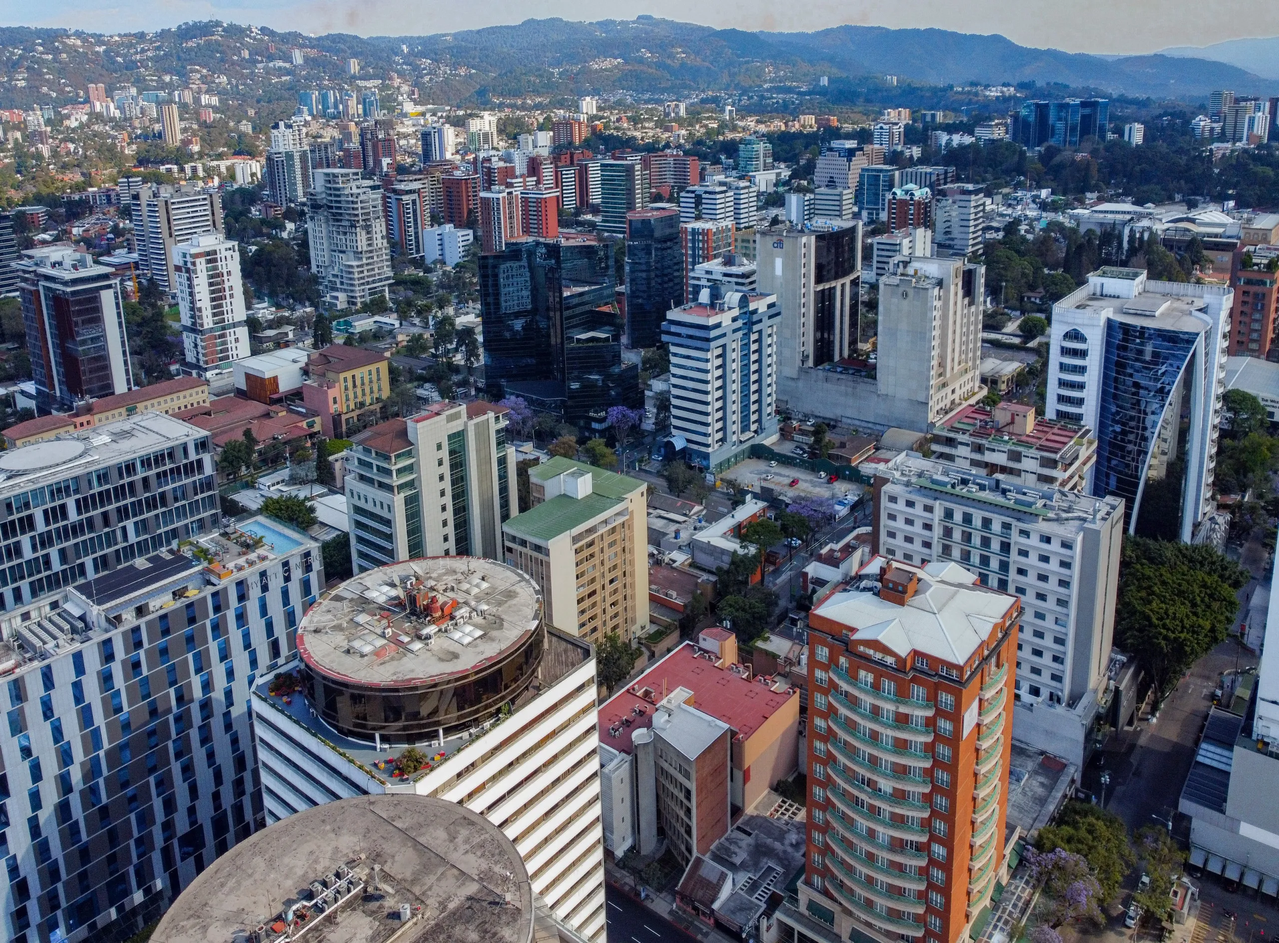 Invertir en Zona 10: guía completa de inversión con propiedades y proyectos